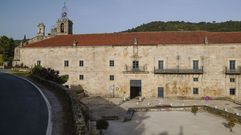 La plaza est cerca del monasterio de San Clodio.