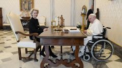 El papa, en silla de ruedas, durante una comparecencia con la presidenta de la Comisin Europea, Ursula von der Leyen