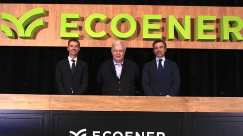 El presidente de Ecoener, Luis de Valdivia, en el centro, en la junta de accionistas de la compa��a celebrada este viernes en A Coru�a