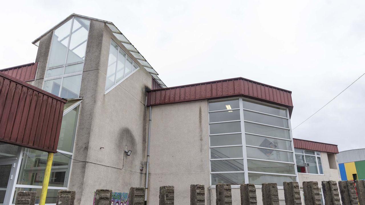 Un día en el CEIP A Maía: «No pueden estar 15 niños en un aula con goteras y sin calefacción»