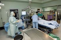 Imagen de archivo de una intervenci�n en los quir�fanos del Hospital Naval.