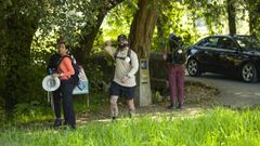 Peregrinos en el Camino Portugus a su paso por la parroquia de Tomeza, en Pontevedra
