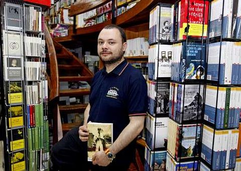 Javier Yuste posa con un ejemplar de su opera prima, �Los �ltimos a�os de mi primera guerra�.