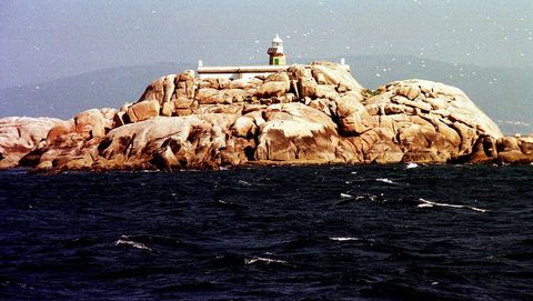 A Lobeira grande, frente a Corcubi�n, es la de mayor tama�o del archipi�lago que recibe el mismo nombre. El farero que hasta hace no muchos a�os viv�a all�, fue testigo de m�ltiples naufragios.