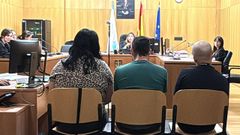 La acusada, a la izquieda de la imagen sentada en el banquillo, exculp� a los otros dos sospechosos.