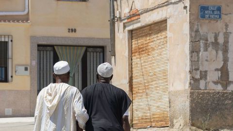 Dos hombres de origen marroqu, en el barrio de Nuestra Seora de Ftima de Jumilla