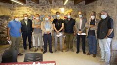 Alejandro, � dereita, nunhas xornadas no Couto (Ponteceso)