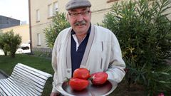 Jos� Luis muestra los tomates que salv�.