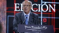 Fernando Gonzlez Laxe, galardonado con el Premio Fernndez Latorre, da su discurso en el Museo Santiago Rey Fernndez-Latorre