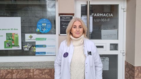 Ver�nica Barja ante la farmacia que regenta en Folgoso do Courel, la �nica del municipio