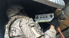 Uno de los militares durante la operaci�n desarrollada a bordo de la draga.