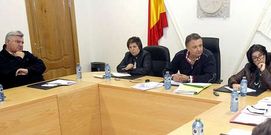 El exalcalde, Fernando Carlos Pensado (izquierda), el alcalde Pablo Taboada (centro) y la secretaria, Mar�a Celia Gonz�lez (derecha). 