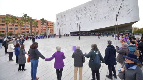 Un centenar de personas convocadas por la Plataforma Cordobesa contra la Violencia a las Mujeres se han concentrado esta maana ante la Ciudad de la Justicia de Crdoba para mostrar su apoyo a la supuesta vctima abusos