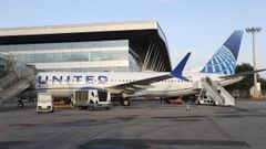 Imagen de la aeronave Boeing 737 Max 8, en el vuelo inaugural en Lavacolla, con la que United opera la ruta Santiago-Nueva York