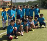 Los ni�os demuestran su compa�erismo en los grupos de trabajo.