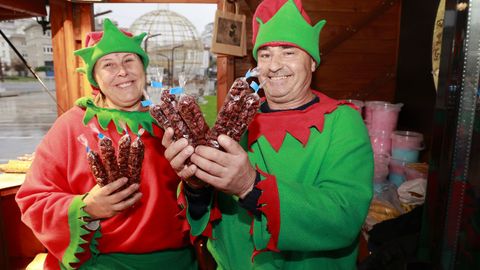 Por primera vez despu�s de m�s de 30 a�os el puesto ambulante de Mar�a del Carmen, en la imagen con Juan, no est� ni en los jardines de M�ndez N��ez ni en la plaza de Mar�a Pita. Estren� solitaria ubicaci�n en la Marina, con algod�n de az�car, manzanas de caramelo y las famosas garrapi�adas. 