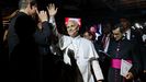 El papa Le�n XIV saluda a los miles de asistentes al foro celebrado en el Movistar Arena.