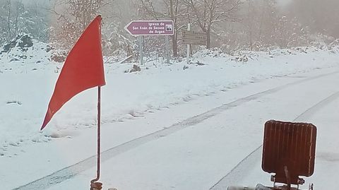 La m�quina quitanieves limpiando la carretera que une San Xo�n de R�o con San Clodio por el Alto da Mo�.