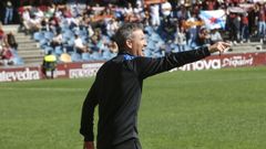 Rubén Domínguez dirigiendo al equipo durante el partido en Pasarón contra el Talavera