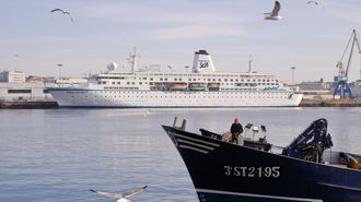 Barcos de pesca y un crucero en el puerto de A Coru&ntilde;a