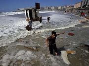 La pleamar destroz� las primeras hogueras por la tarde.