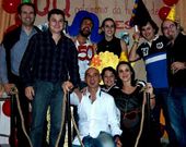 Los amigos de Castro-Meda de Zas (izquierda) y los de Carballo se hicieron la foto en la fiesta del viernes con Pe�n, el gran protagonista.