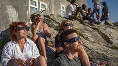 Personas contemplando el eclipse de esta semana.