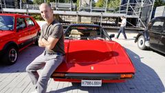 Alfonso Villaverde, de Pontevedra, con su Ferrari de color rojo, que import� desde California.
