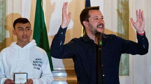 El h�roe del autob�s ya tiene la nacionalidad:  Salvini recibi� a cinco ni�os que ayudaron a salvar a sus compa�eros durante el ataque a su autob�s escolar la pasada semana por parte del conductor. Rami Shehata  (en la foto)  y Adam el Hamami alertaron por tel�fono a la polic�a. Salvini anunci� el martes que conceder� la nacionalidad a Shehata, de origen egipcio. �Es como si fuera mi hijo y �l demostr� que entend�a los valores de este pa�s�, dijo ayer