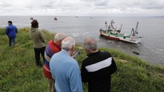 El intento de reflotamiento del Virxe dos Milagros genera expectaci�n y muchos vecinos lo siguen desde la costa