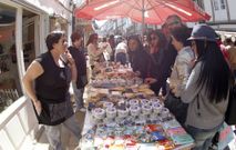 Las calles abarrotadas de gente, los puestos de venta de productos artesanales y los �maios� constataron que la <span lang= gl >Feira da Primavera</span> triunf� en el barrio de San Pedro. 