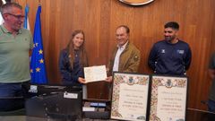 S�lvora Vilari�o y Iago Gonz�lez junto al alcalde de Lal�n, Jos� Crespo.