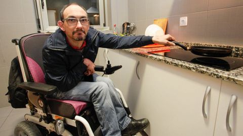 Javier Rey Otero (Lugo). Par�lisis cerebral. Principal barrera: Este a�o recibi� un piso de promoci�n oficial que no tiene ni el ba�o ni la cocina adaptados, no puede entrar con su silla de ruedas en algunas de las habitaciones y en el ascensor solo puede viajar �l porque no entra nadie m�s