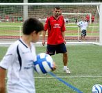 Pablo Coira observa a un ni�o durante su campus de f�tbol.