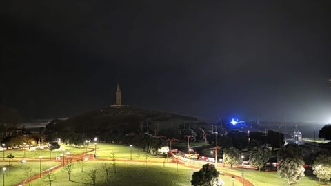 La torre de H�rcules sin luz pasadas las 3.00 horas de este vienres tras registrarse una fuerte descarga el�ctrica en la zona