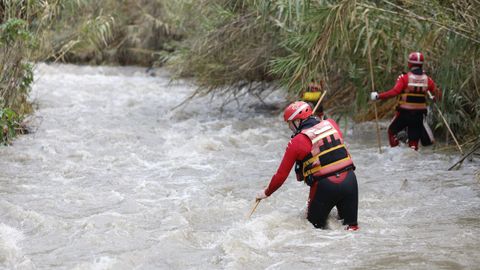 Miembros de la Cruz Roja rastrearon la desembocadura del r�o Algarrobo en busca de la mujer desaparecida.