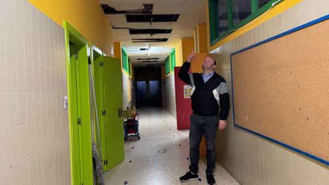 El concejal de Educacin de Caldas, Manuel Faria, muestra cmo est el CEIP San Clemente