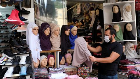 Un comerciante con una mascarillaorganiza su puesto en el Gran Bazar, en Estambul, Turqua