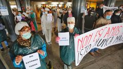 Concentraci�n de trabajadores sanitarios de distintas categor�as que tuvo lugar este martes en el hospital Montecelo de Pontevedra