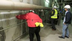 El alcalde y miembros de Aeopas examinando fisuras en la EDAR el pasado lunes. 