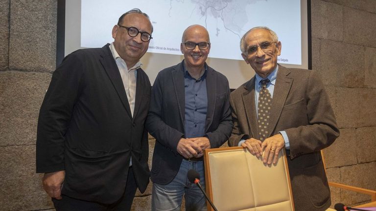 Alfonso Salgado, &Aacute;ngel Cid (presidente del Colexio de Arquitectos en Santiago) y Xerardo Est&eacute;vez, en una foto de archivo
