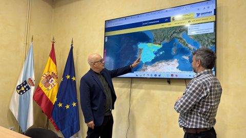 El subdelegado del Goberno en Ourense, Eladio Santos, con el jefe de previsi&oacute;n de la Aemet en Galicia, Alejandro Andrade