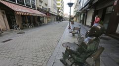 Vista de la calle Coru�a de Carballo, ayer, pr�cticamente vac�a