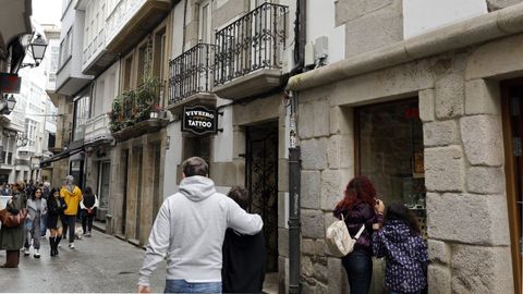 El comercio, en muchas ocasiones sin relevo, da vida a las calles, como en Viveiro