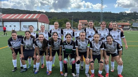 Las jugadoras del Outes que lograron el ascenso a Segunda Divisi�n Gallega de f�tbol femenino.