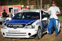 El piloto de O �zaro Ram�n Louro con su Peugeot 106 Kit Car.