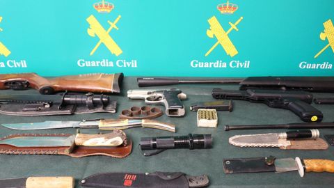 Armas incautadas a un detenido por amanazar a un amujer en Avil�s con una orden de alejamiento