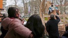 Melchor, por las calles de Pontevedra. El recorrido real prescindi� en Pontevedra de las comitivas que habitualmente acompa�an a Melchor, Gaspar y Baltasar, que fueron sustituidas por grupos de musica y animaci�n