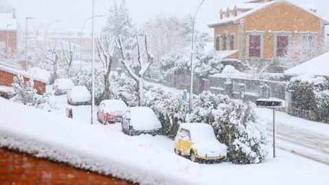 Una calle cubierta de nieve, a 28 de enero del 2026, en Madrid (Espa�a).