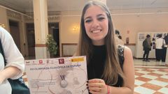 Saray Sande muestra su premio, obtenido en la Olimpiada Filos�fica de Espa�a